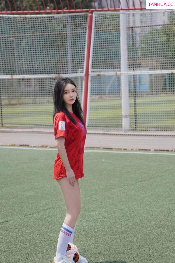   [XiuRen]高清写真图 2024.06.20 No.8733 小薯条nienie 美腿丝袜第13张图片